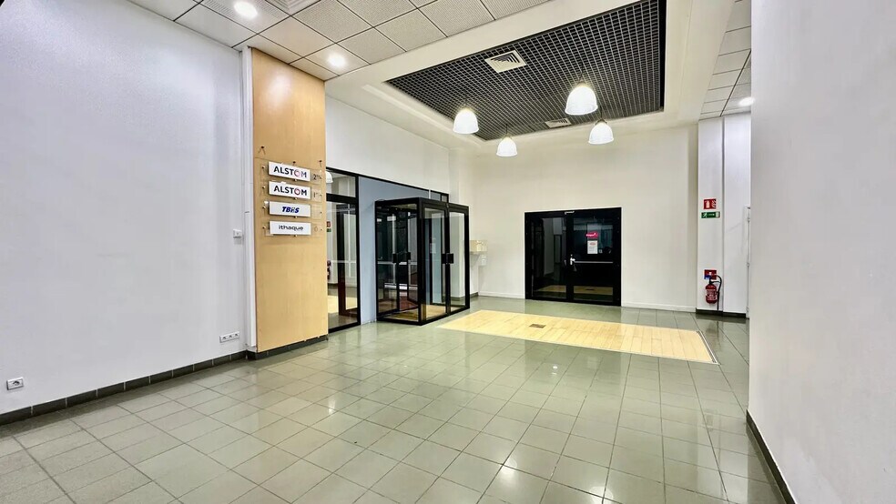 Office in Saint-Ouen-sur-Seine for lease - Building Photo - Image 3 of 16