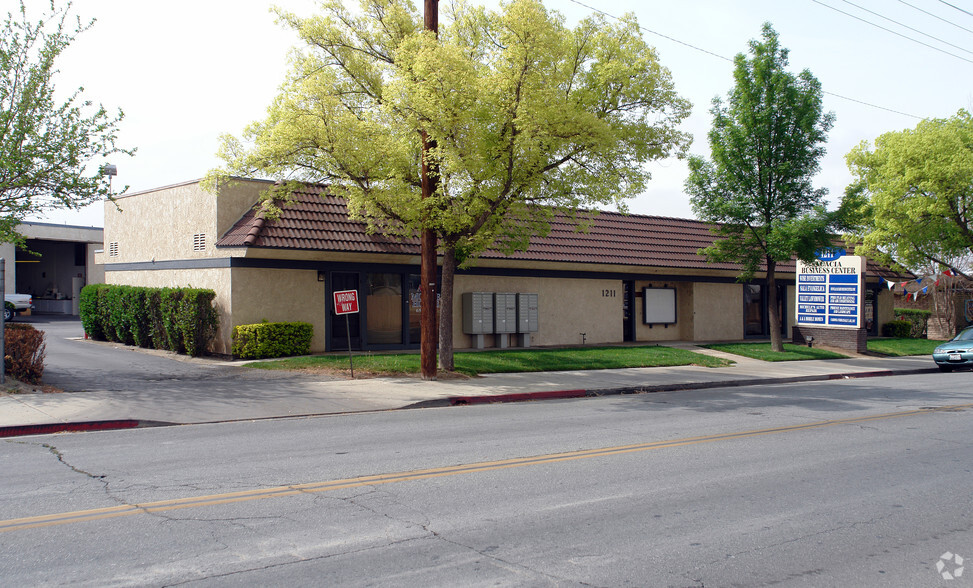 1211 W Acacia Ave, Hemet, CA for lease - Building Photo - Image 2 of 4