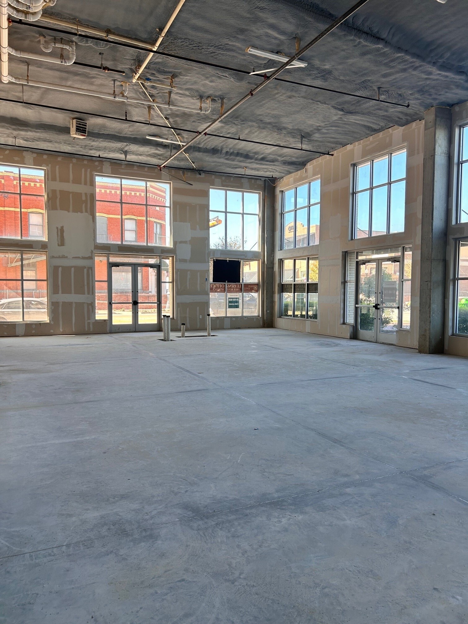 100 E Main St, Lewisville, TX for lease Interior Photo- Image 1 of 5