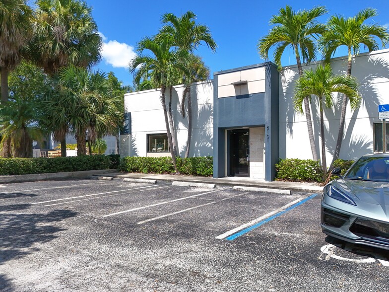 8101 NW 33rd St, Doral, FL for lease - Building Photo - Image 2 of 53