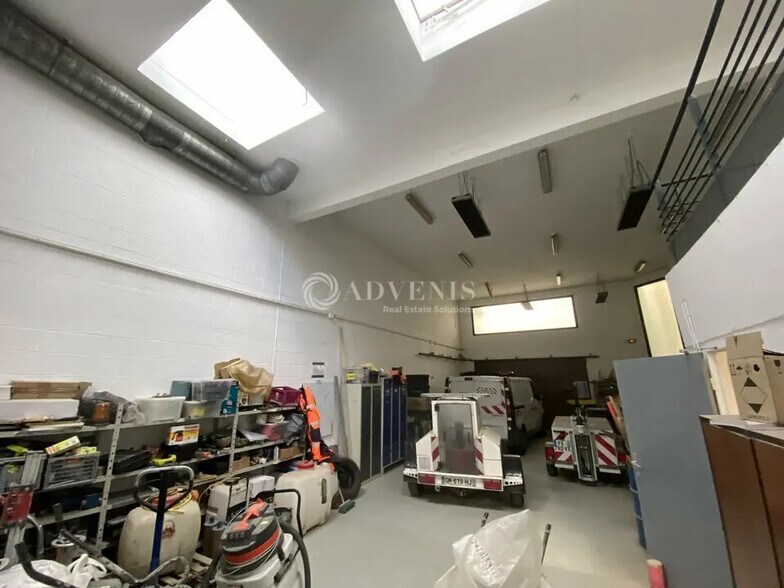 Flex in Voisins-le-Bretonneux for lease - Interior Photo - Image 1 of 5