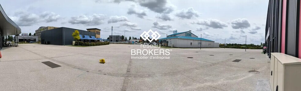 Retail in Dreux for lease - Building Photo - Image 2 of 2