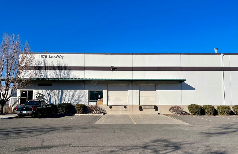 1575 Linda Way, Sparks, NV for lease - Building Photo - Image 1 of 9