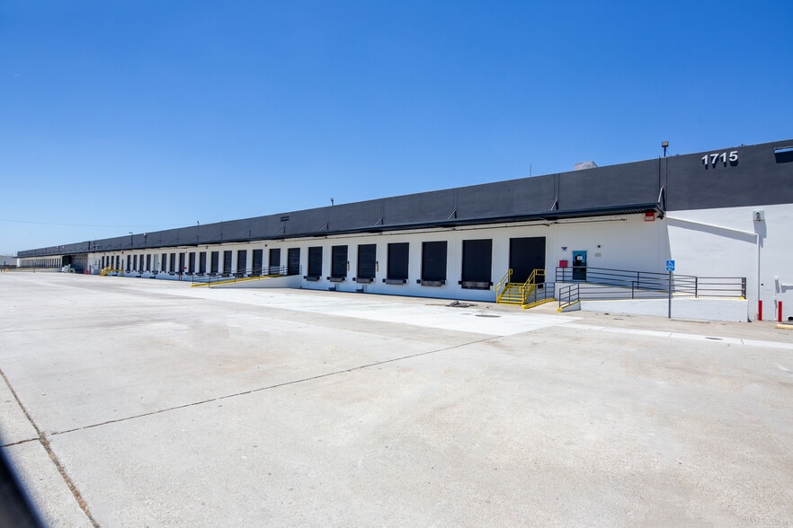1515-1517 E Winston Rd, Anaheim, CA for lease - Building Photo - Image 2 of 4