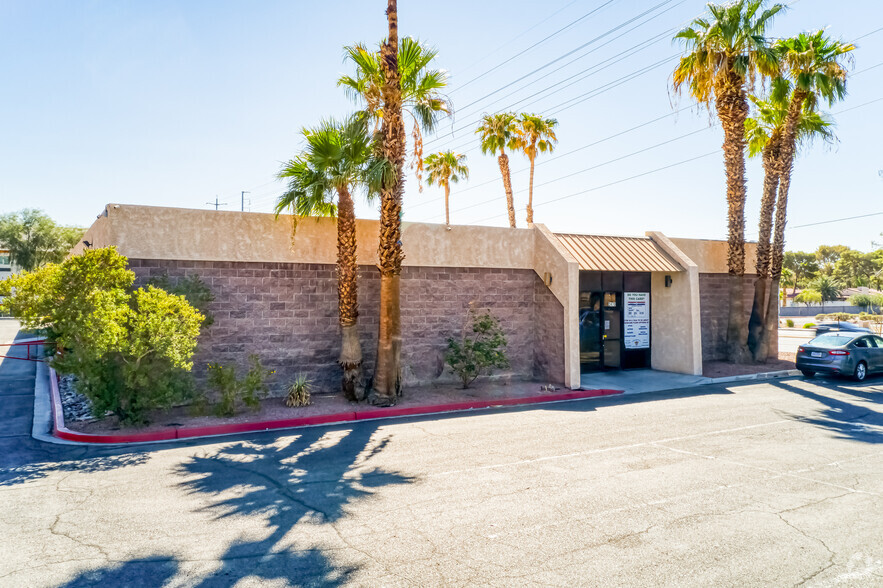 2470 E Flamingo Rd, Las Vegas, NV for lease - Primary Photo - Image 1 of 6