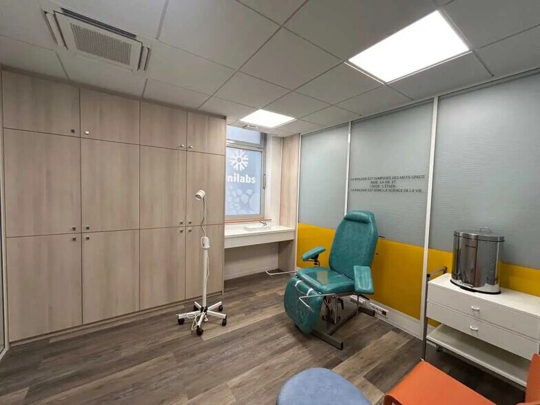 Retail in Saint-Quentin for lease - Building Photo - Image 3 of 4