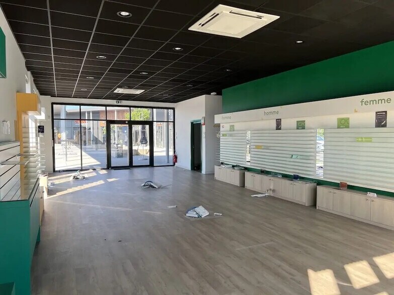 Retail in Biganos for lease - Interior Photo - Image 2 of 11