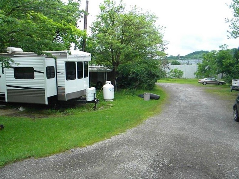 405 Arona Rd, New Stanton, PA 15672