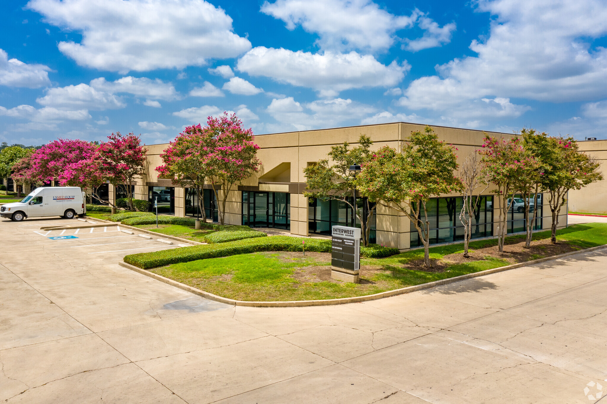 6850-6862 Alamo Downs Pky, San Antonio, TX for lease Building Photo- Image 1 of 18