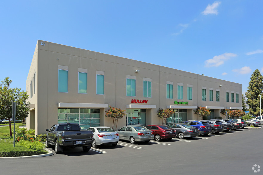 325 N Puente St, Brea, CA for lease - Primary Photo - Image 1 of 19