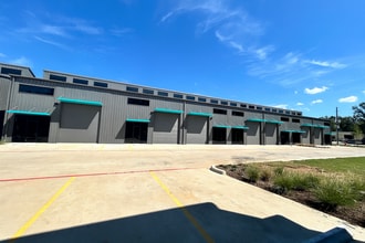 2007 Airport Rd, Conroe, TX for lease Building Photo- Image 2 of 9