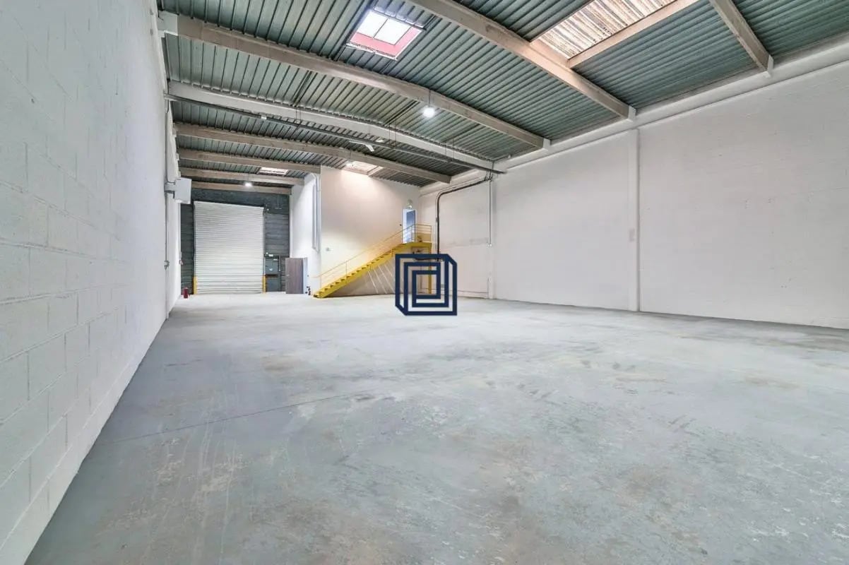 Industrial in Torcy for lease Building Photo- Image 1 of 5