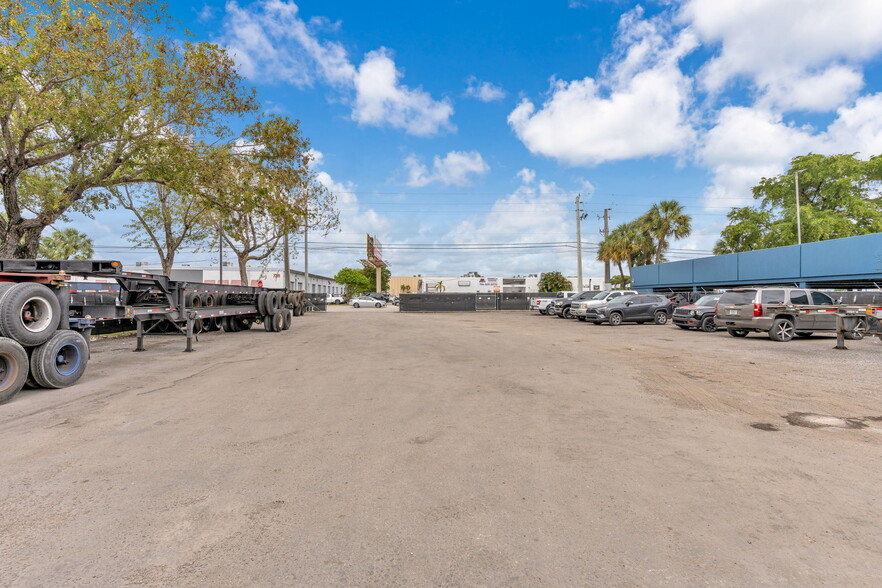 7240 NW 12th St, Miami, FL for lease - Building Photo - Image 3 of 21