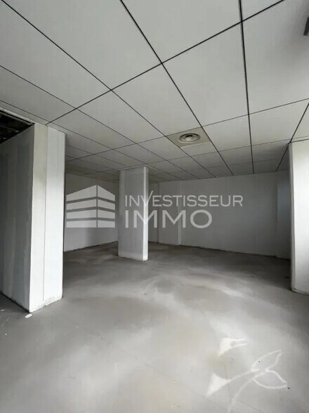 Retail in Vincennes for sale - Interior Photo - Image 2 of 5