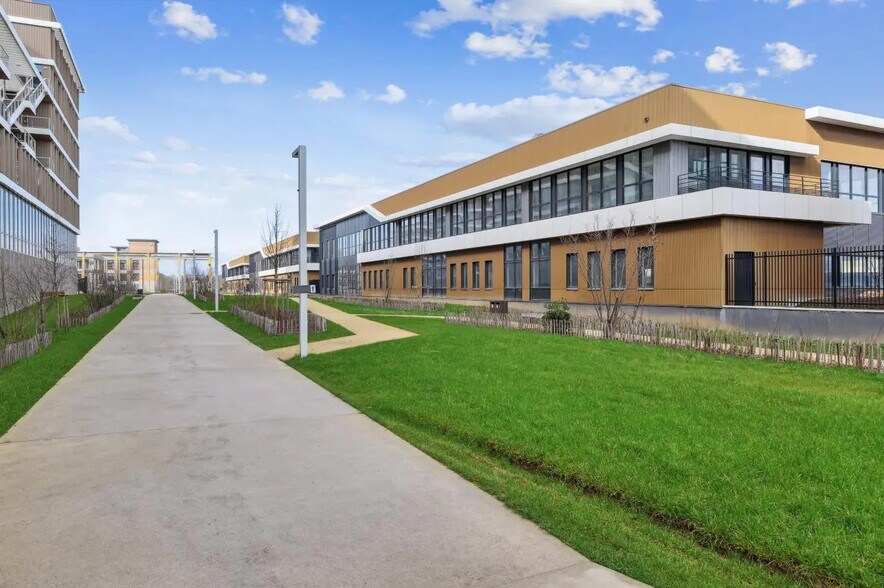 Flex in Nanterre for lease - Building Photo - Image 3 of 6