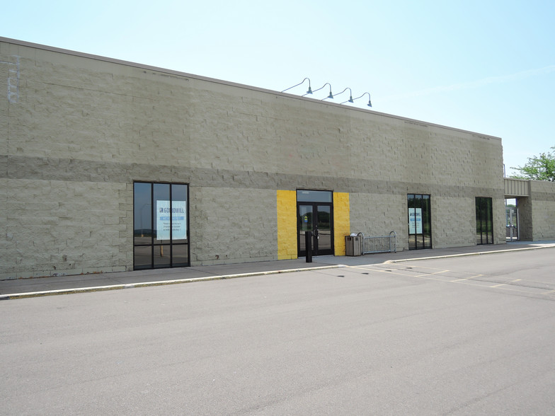 1210 Shakopee Town Sq, Shakopee, MN for sale - Building Photo - Image 1 of 1