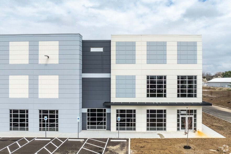 1800 Deffenbaugh Ct, Columbus, OH for lease - Building Photo - Image 3 of 10