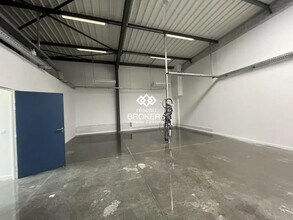 Flex in Pommiers for lease Interior Photo- Image 2 of 6