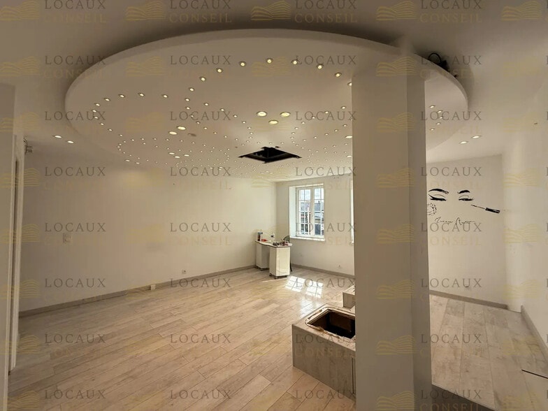 Retail in SAINT-OUEN-L'AUMONE for lease - Interior Photo - Image 2 of 10