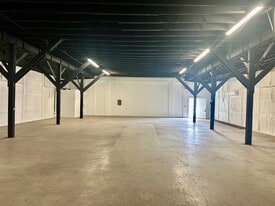 200-232 W New Braunfels St, Seguin TX - Warehouse