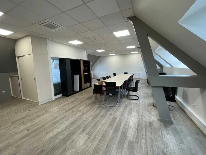 Office in Beauvais for lease - Building Photo - Image 2 of 10