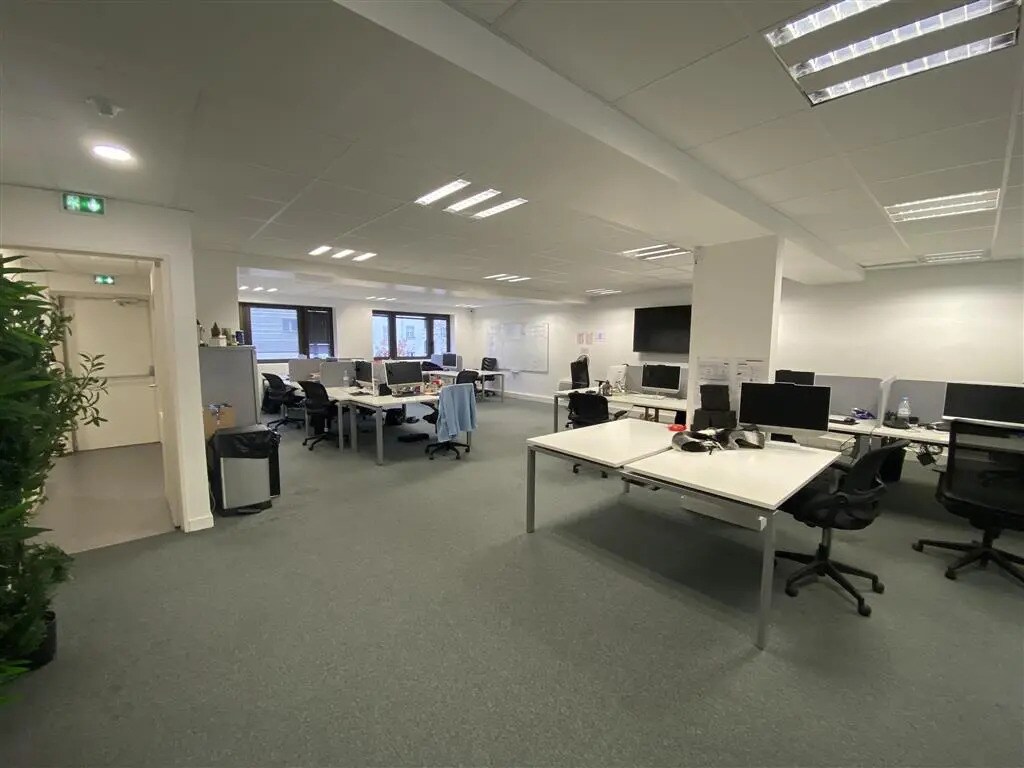 Office in Neuilly-sur-Seine for lease Building Photo- Image 1 of 9