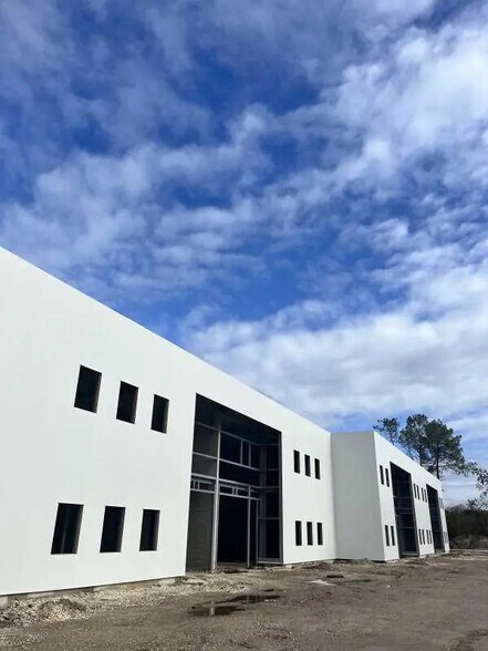 Flex in SAINT-JEAN-D'ILLAC for lease - Building Photo - Image 1 of 10