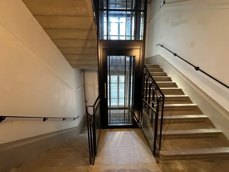 Office in Lyon for lease - Building Photo - Image 2 of 14