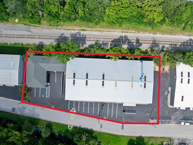 711 Commercial Dr, Daytona Beach, FL for lease - Building Photo - Image 2 of 35