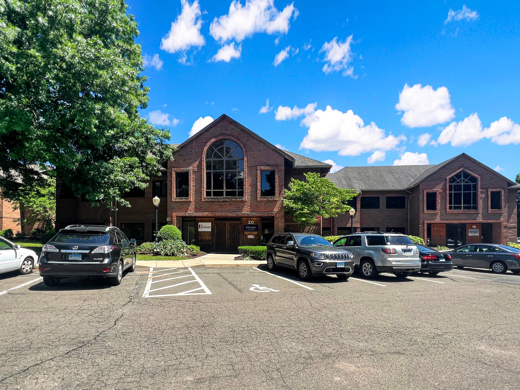 20 Avon Meadow Ln, Avon, CT for sale Primary Photo- Image 1 of 8