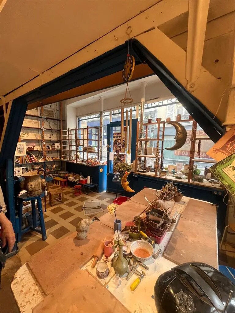 Retail in Paris for lease Building Photo- Image 1 of 9