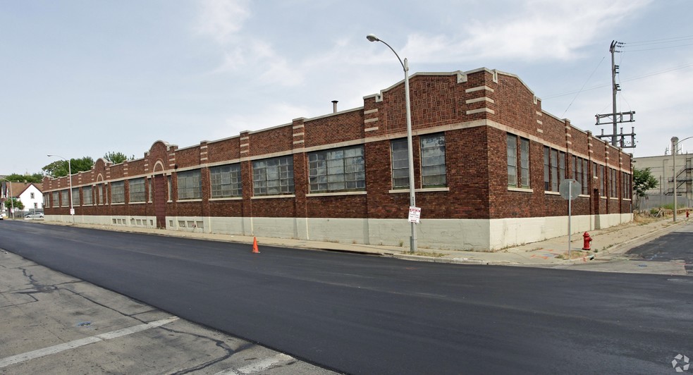 2748 N 32nd St, Milwaukee, WI for sale - Building Photo - Image 1 of 1