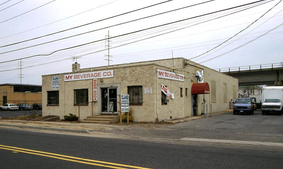 545 Oak St, Copiague, NY for sale - Primary Photo - Image 1 of 1