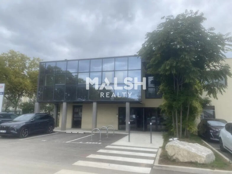 Office in Vaulx-en-Velin for lease - Building Photo - Image 1 of 13