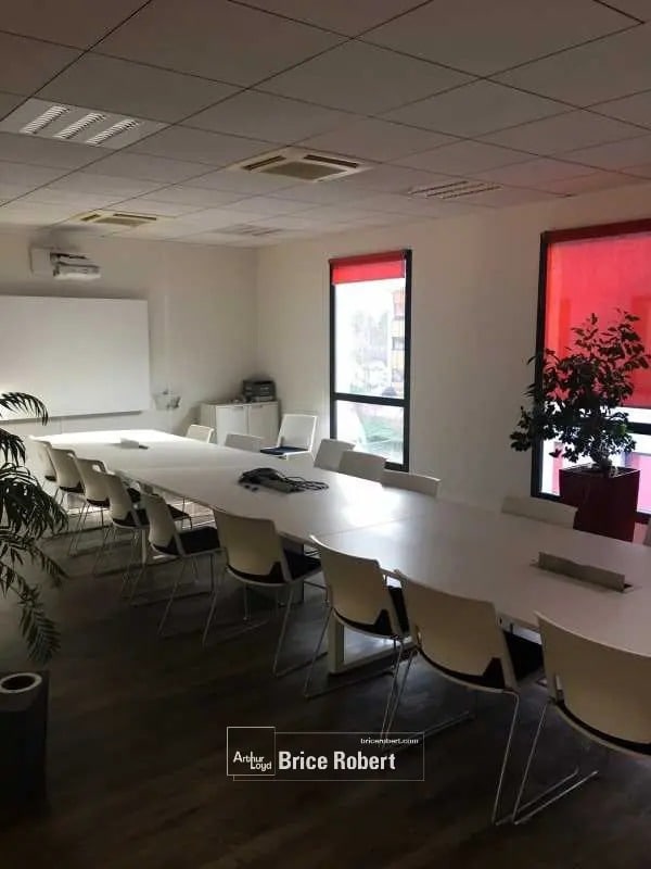 Office in Saint-Priest for lease Interior Photo- Image 1 of 5