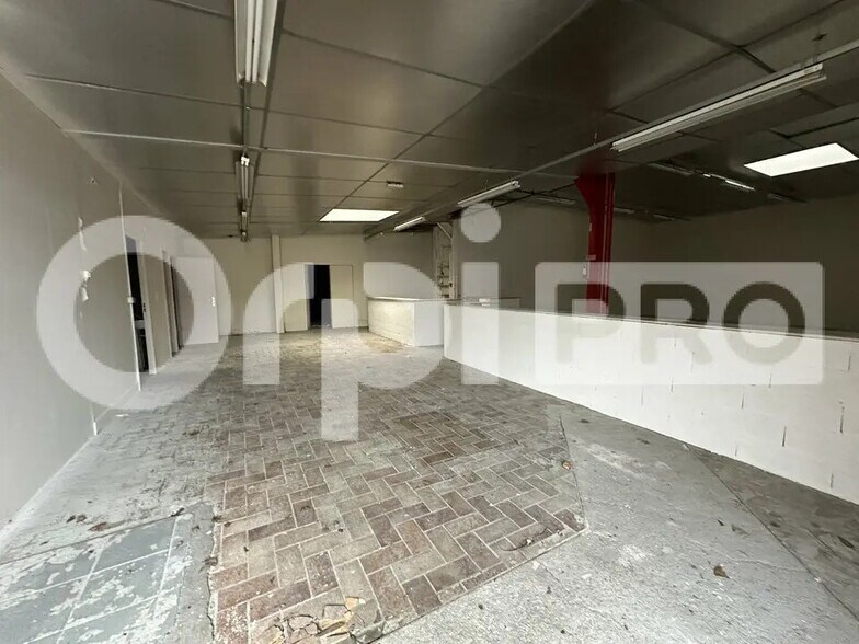 Retail in Saint-Éloy-les-Mines for lease - Interior Photo - Image 3 of 9