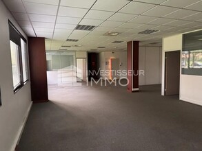 Office in Saint-Thibault-des-Vignes for lease Interior Photo- Image 2 of 3