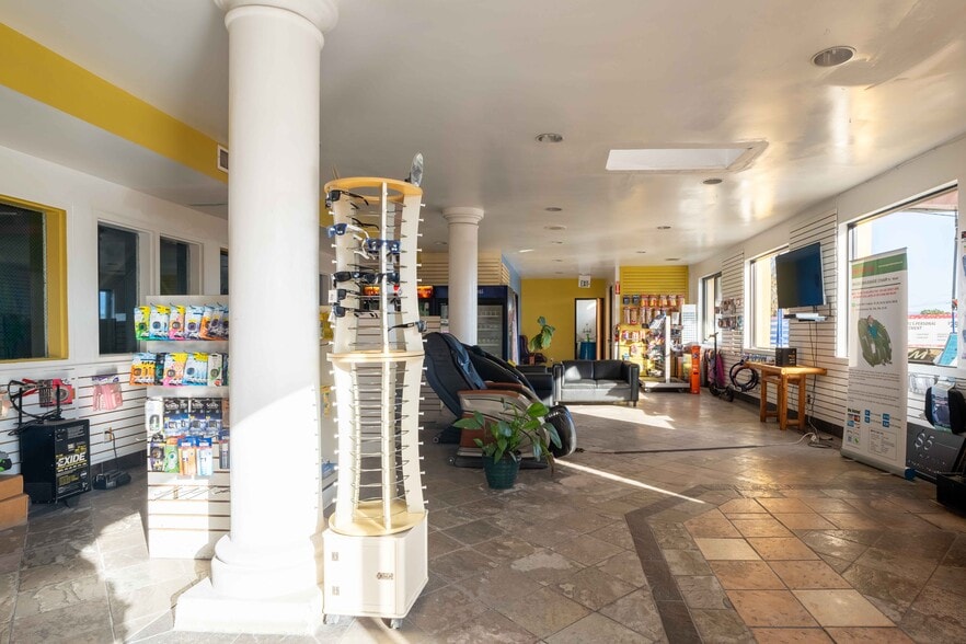 2285 Newport Blvd, Costa Mesa, CA for lease - Building Photo - Image 2 of 18