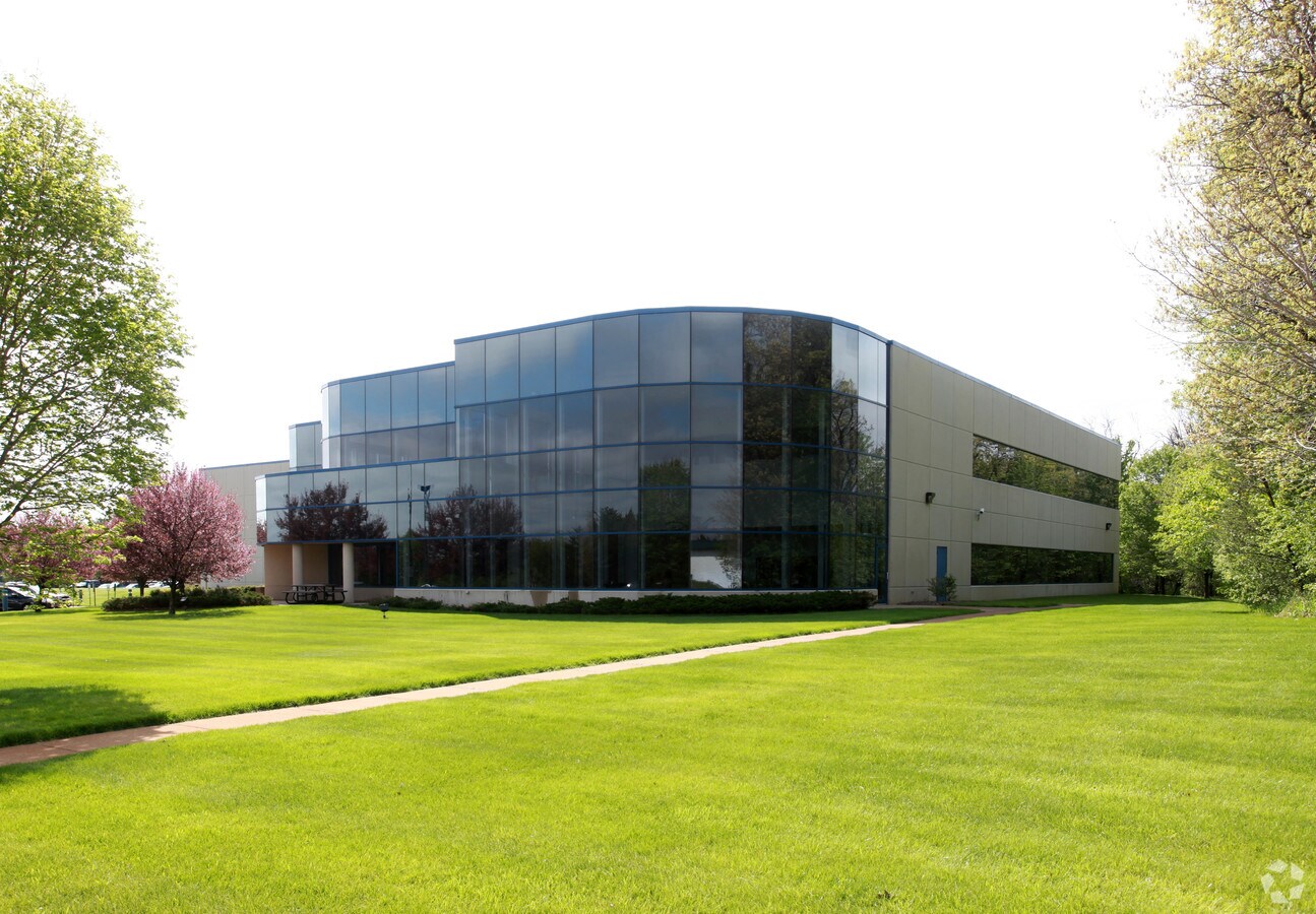 1529 Continental Dr, Eau Claire, WI 54701 Strand Building