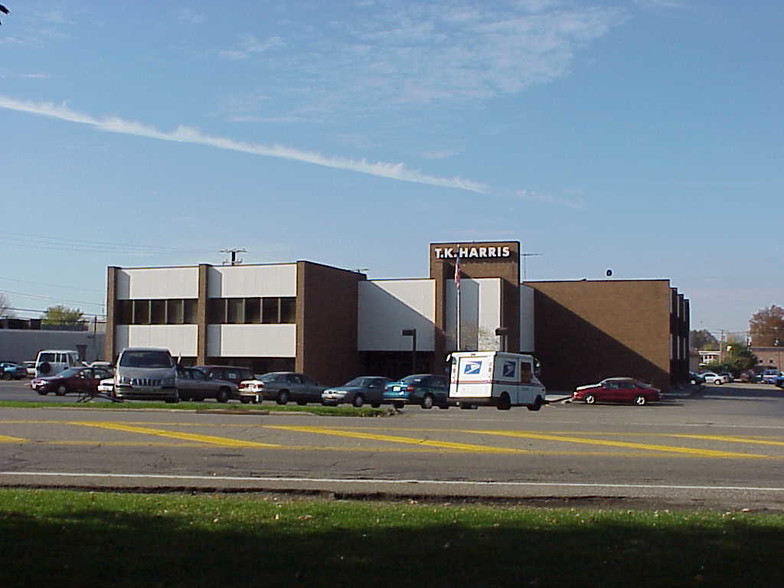 3930 Fulton Dr NW, Canton, OH for lease - Building Photo - Image 1 of 5