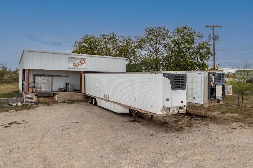 2127 N Saint Joseph St, Gonzales, TX for sale - Building Photo - Image 2 of 8