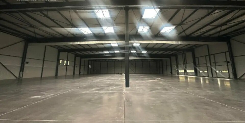 Flex in Saint-Laurent-de-Mure for lease Interior Photo- Image 1 of 12