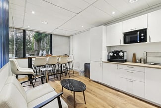 Office in Boulogne-Billancourt for lease Interior Photo- Image 2 of 6