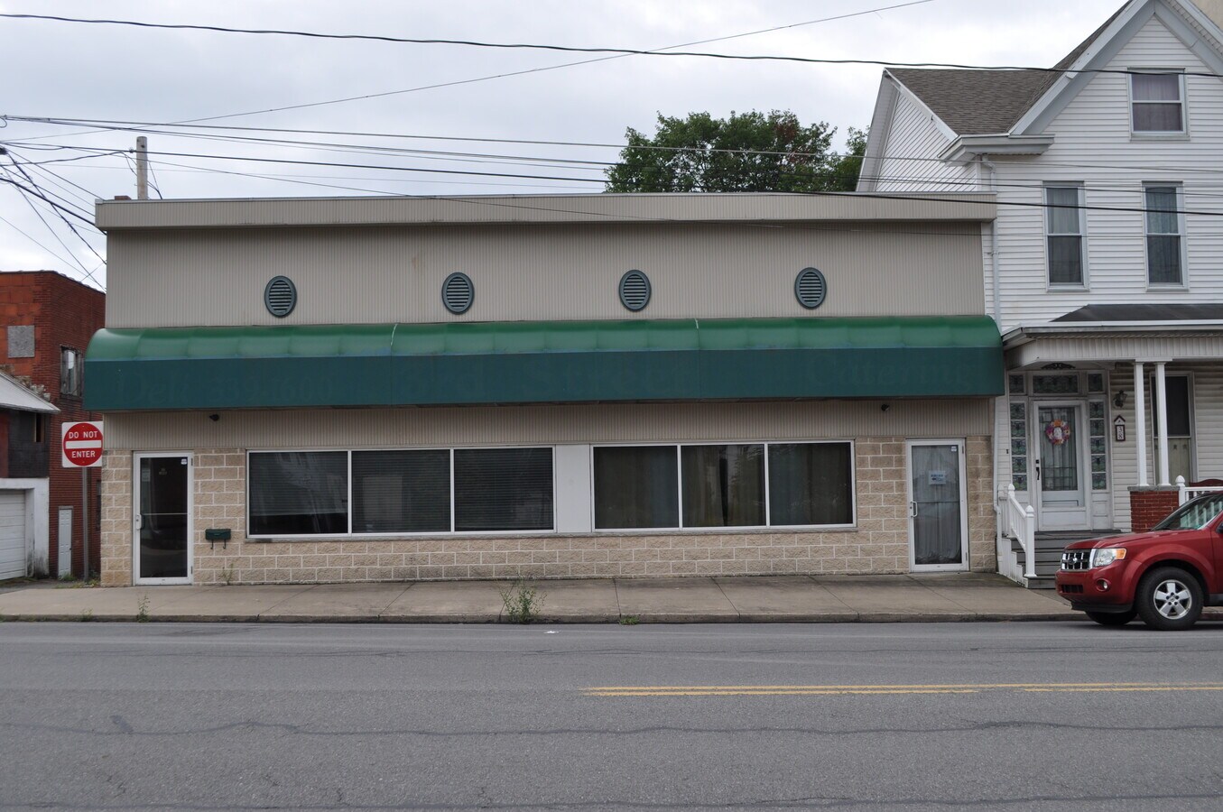 30 W 3rd St, Mount Carmel, PA 17851