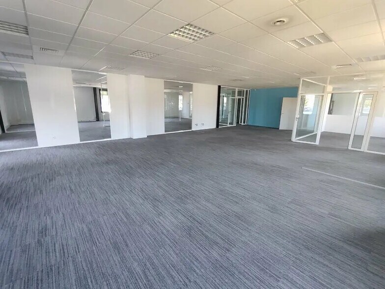 Office in Vaulx-Milieu for lease - Interior Photo - Image 3 of 13