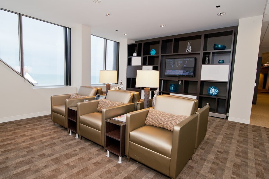 875 N Michigan Ave Chicago Il 60611 Coworking E On Loopnet Business Lounge