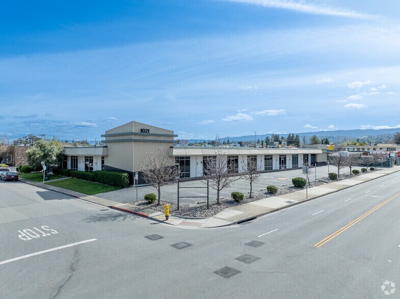 Howard Bayport Center portfolio of 3 properties for sale on LoopNet.com - Building Photo - Image 2 of 5