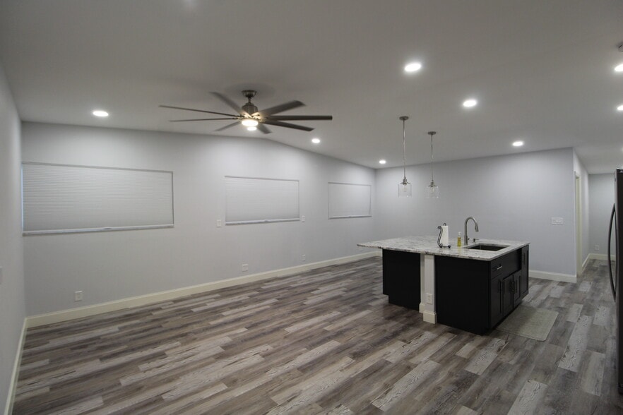 1662 Independence Blvd, Sarasota, FL for lease - Building Photo - Image 2 of 11