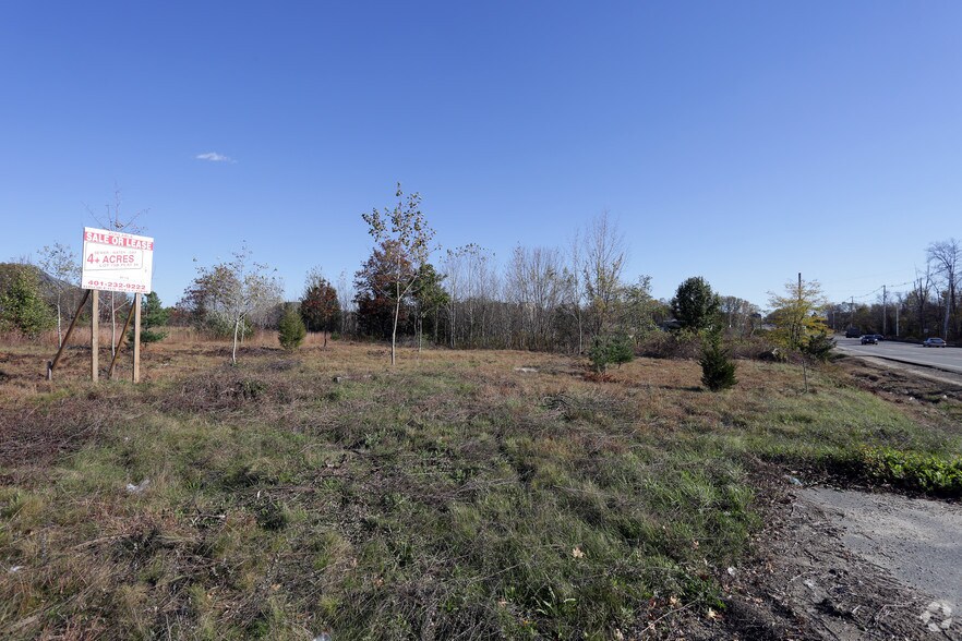 975 Douglas Pike, Smithfield, RI for sale - Primary Photo - Image 1 of 1