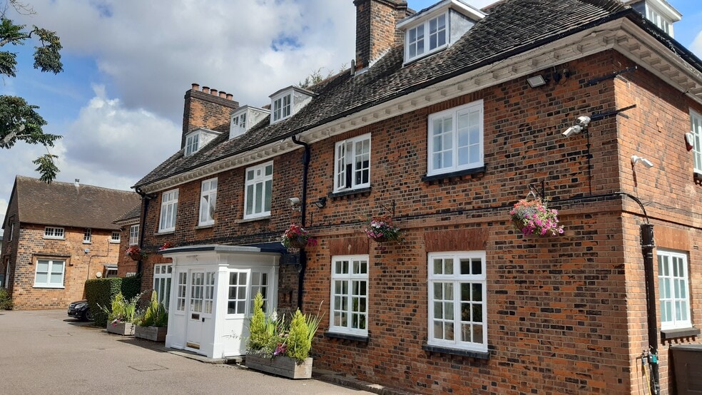 82 Great North Rd, Hatfield for lease - Building Photo - Image 1 of 7